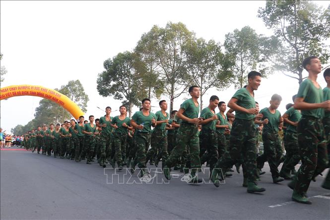 Lực lượng quân đội tham gia Ngày chạy Olympic vì sức khoẻ toàn dân tỉnh Đồng Tháp năm 2025. Ảnh: Nguyễn Văn Trí - TTXVN