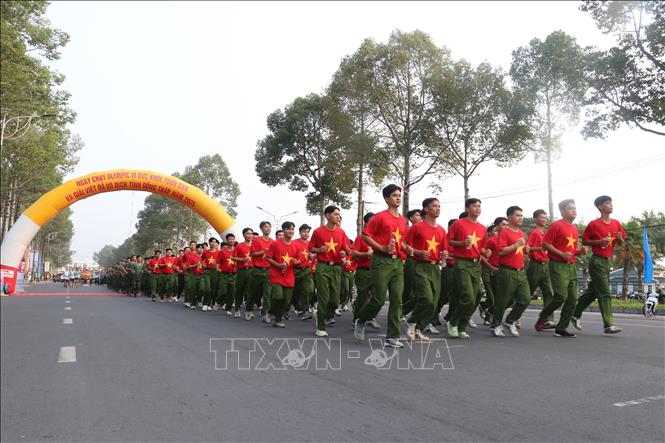 Lực lượng công an tham gia Ngày chạy Olympic vì sức khoẻ toàn dân tỉnh Đồng Tháp năm 2025. Ảnh: Nguyễn Văn Trí - TTXVN