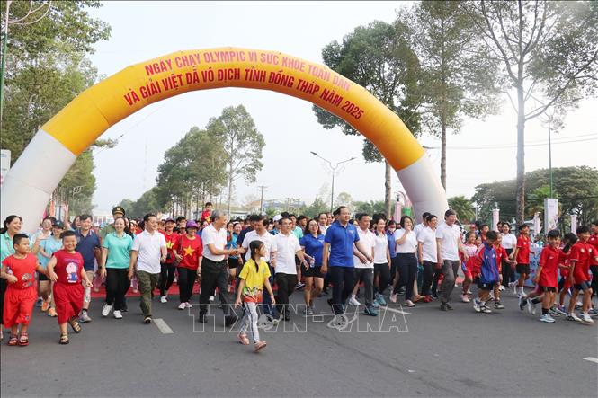 Các lực lượng tham gia đi bộ hưởng ứng Ngày chạy Olympic vì sức khoẻ toàn dân tỉnh Đồng Tháp năm 2025. Ảnh: Nguyễn Văn Trí - TTXVN