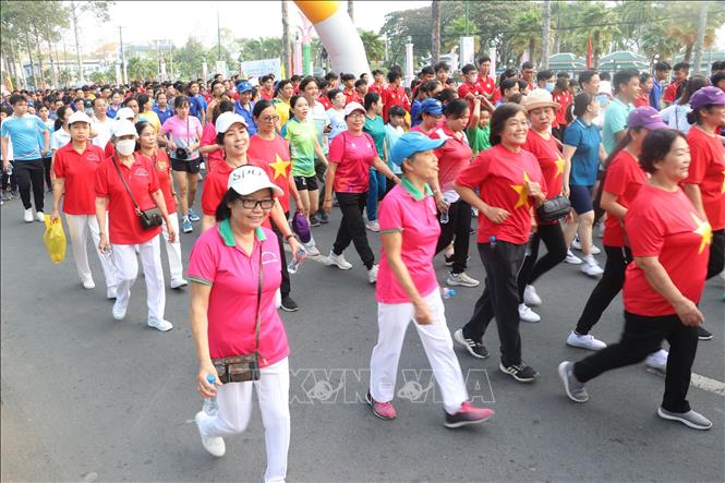 Các lực lượng tham gia đi bộ hưởng ứng Ngày chạy Olympic vì sức khoẻ toàn dân tỉnh Đồng Tháp năm 2025. Ảnh: Nguyễn Văn Trí - TTXVN