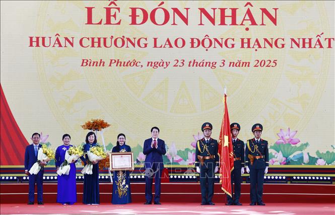 Chủ tịch nước Lương Cường trao Huân chương Lao động hạng Nhất tặng Đảng bộ, chính quyền và nhân dân tỉnh Bình Phước. Ảnh: Lâm Khánh – TTXVN