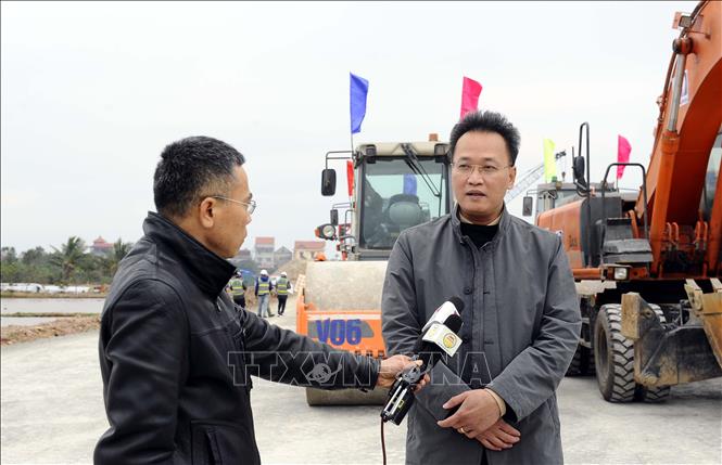 Bí thư Tỉnh ủy Hưng Yên Nguyễn Hữu Nghĩa trả lới phỏng vấn phóng viên TTXVN về công tác giải phóng mặt bằng trên địa bàn tỉnh. Ảnh: Đinh Văn Nhiều-TTXVN
