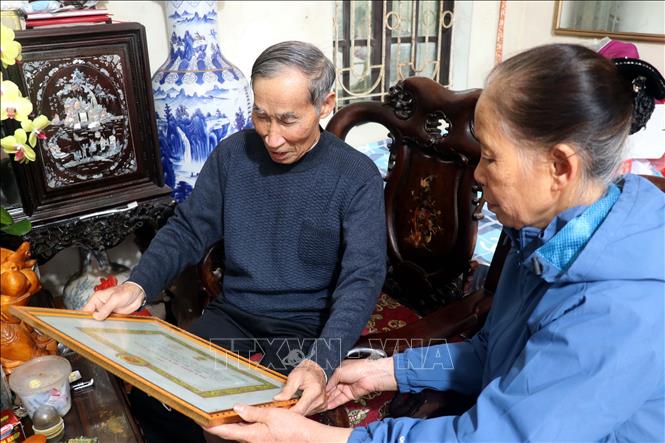 Ông Đào Ngọc Khai, thôn Côc Khê, xã Phạm Ngũ Lão, huyện Kim Động, tỉnh Hưng Yên với 80 năm tuổi đời, 45 năm tuổi Đảng là người tiên phong di chuyển ngôi mộ của vợ mình được án táng tại nghĩa trang của thôn tới một nơi mới để nhường đất cho dự án cụm công nghiệp. Ảnh: Đinh Văn Nhiều-TTXVN