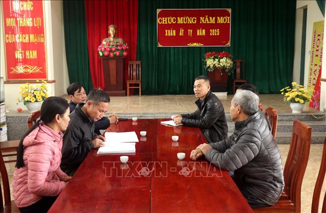Chi bộ thôn Giang, xã Diên Hồng, huyện Kim Động, tỉnh Hưng Yên trao đổi với phóng viên TTXVN về công tác giải phóng mặt bằng ở cơ sở. Ảnh: Đinh Văn Nhiều-TTXVN