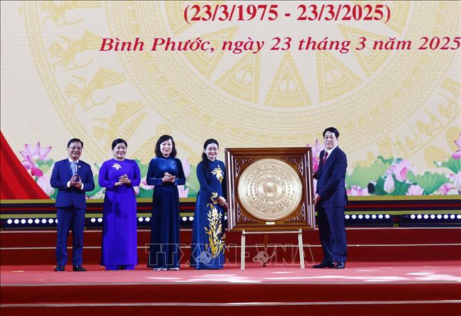 Chủ tịch nước Lương Cường tặng quà Đảng bộ, chính quyền và nhân dân tỉnh Bình Phước. Ảnh: Lâm Khánh – TTXVN