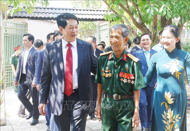 Chủ tịch nước Lương Cường thăm hỏi cựu chiến binh Nguyễn Phương Mỹ (phường Tân Đồng, thành phố Đồng Xoài, tỉnh Bình Phước). Ảnh: Lâm Khánh – TTXVN