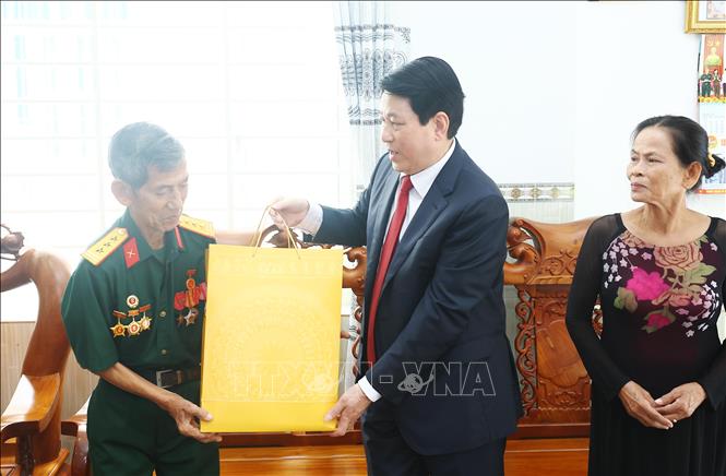 Chủ tịch nước Lương Cường tặng quà cho gia đình cựu chiến binh Nguyễn Phương Mỹ (phường Tân Đồng, thành phố Đồng Xoài, tỉnh Bình Phước). Ảnh: Lâm Khánh – TTXVN