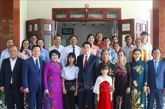 Chủ tịch nước Lương Cường cùng các đồng chí lãnh đạo và gia đình cựu chiến binh Nguyễn Phương Mỹ. Ảnh: Lâm Khánh – TTXVN