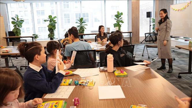 Cô giáo Nguyễn Phương Chung, giảng viên Khoa Ngôn ngữ, Đại học Columbia hướng dẫn học sinh làm quen với tiếng Việt qua trò đố chữ. Ảnh: Lê Hoàng - Phóng viên TTXVN tại Mỹ