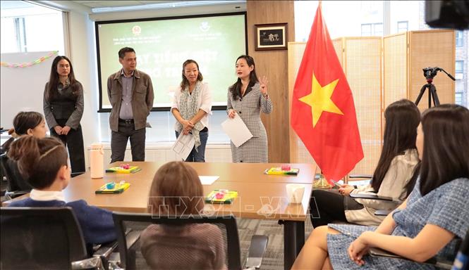 Cô giáo Nguyễn Phương Chung, giảng viên Khoa Ngôn ngữ, Đại học Columbia (bên phải) phát biểu tại buổi khai giảng lớp học. Ảnh: Lê Hoàng - Phóng viên TTXVN tại Mỹ