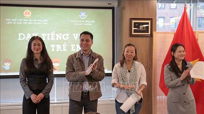 Đại sứ Đặng Hoàng Giang, Trưởng phái đoàn đại diện thường trực Việt Nam tại Liên hợp quốc (thứ 2, từ trái sang) phát biểu khai giảng. Ảnh: Lê Hoàng - Phóng viên TTXVN tại Mỹ