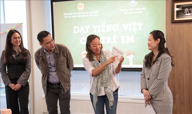 Giáo sư Nguyễn Thị Liên Hằng, Giám đốc Viện Đông Á Weatherhead (thứ 2, từ phải sang) phát biểu tại buổi khai giảng. Ảnh: Lê Hoàng - Phóng viên TTXVN tại Mỹ