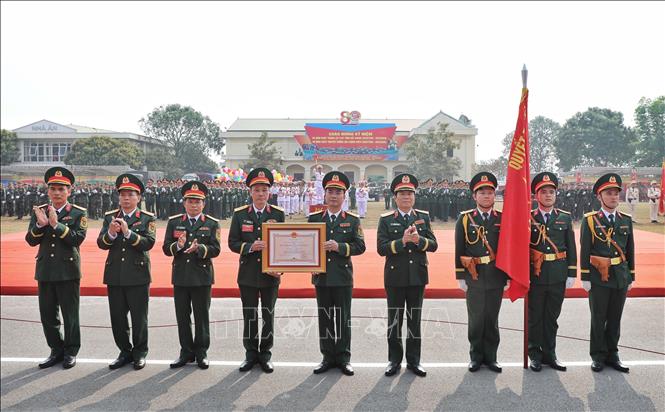 Đại tướng Nguyễn Tân Cương trao Huân chương Bảo vệ Tổ quốc hạng Nhì của Chủ tịch nước tặng Lực lượng vũ trang nhân dân tỉnh Bắc Giang. Ảnh: Danh Lam - TTXVN 