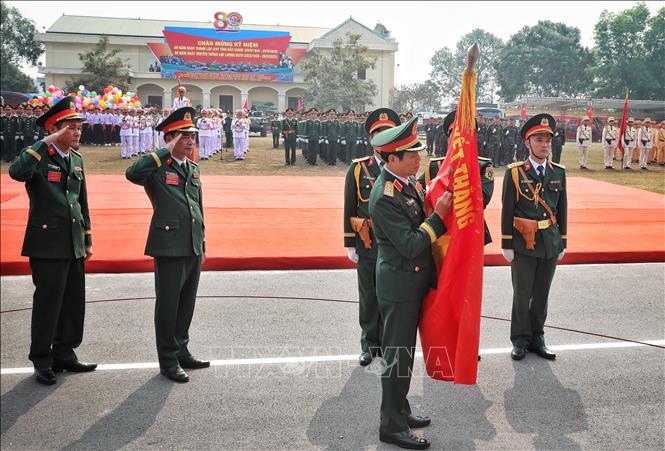 Đại tướng Nguyễn Tân Cương trao Huân chương Bảo vệ Tổ quốc hạng Nhì của Chủ tịch nước tặng Lực lượng vũ trang nhân dân tỉnh Bắc Giang. Ảnh: Danh Lam - TTXVN 