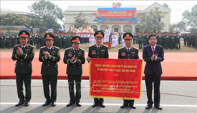 Bí thư Tỉnh ủy Bắc Giang Nguyễn Văn Gấu trao tặng bức trướng cho Lực lượng vũ trang nhân dân tỉnh Bắc Giang. Ảnh: Danh Lam -TTXVN 