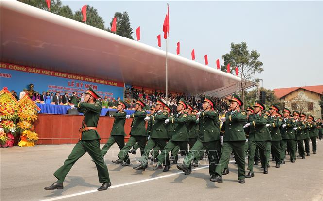 Các lực lượng vũ trang nhân dân tỉnh Bắc Giang diễu binh qua khán đài. Ảnh: Danh Lam - TTXVN 