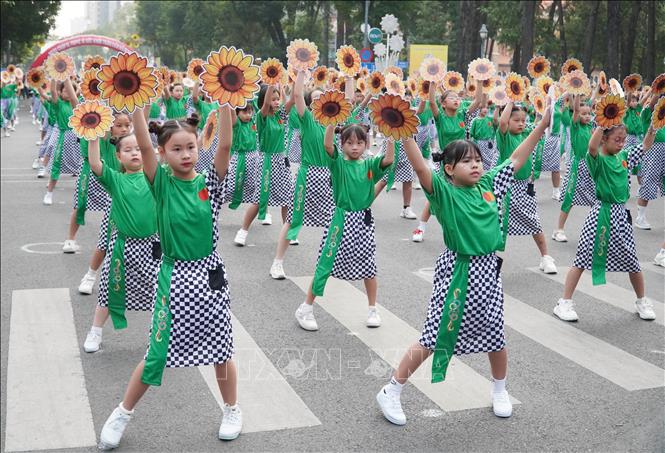 Màn đồng diễn thể dục thể thao của 800 học sinh Tiểu học và Trung học cơ sở. Ảnh: Trung Tuyến - TTXVN