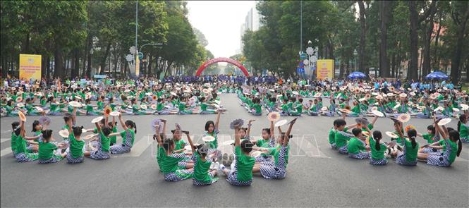 Màn đồng diễn thể dục thể thao của 800 học sinh Tiểu học và Trung học cơ sở. Ảnh: Trung Tuyến - TTXVN