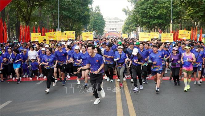 Các VĐV xuất phát hưởng ứng Ngày chạy Olympic vì sức khoẻ toàn dân năm 2025. Ảnh: Trung Tuyến - TTXVN