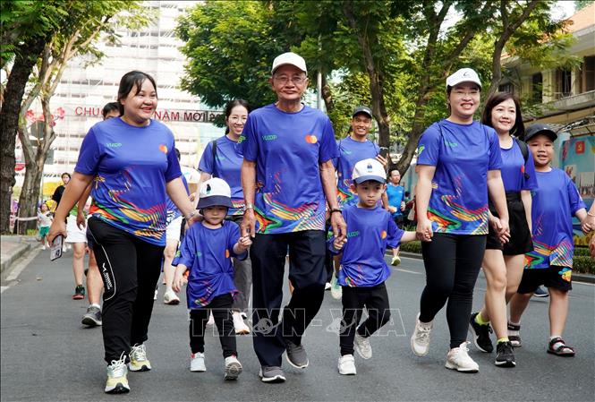 Ông Nguyên Xuân Sơn (Quận 5 - Thành phố Hồ Chí Minh) cùng gia đình tham gia Ngày chạy Olympic vì sức khoẻ toàn dân năm 2025. Ảnh: Trung Tuyến - TTXVN