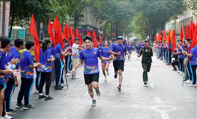 Các vận động viên về đích tại khu vực Công viên 30/4. Ảnh: Trung Tuyến - TTXVN