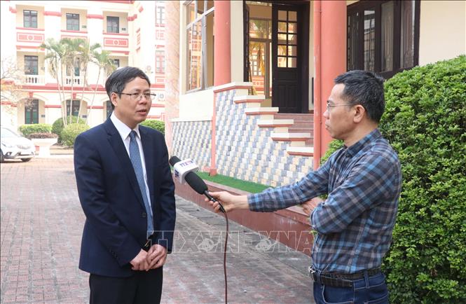 Phó Giáo sư, Tiến sĩ Lê Văn Chiến, Viện trưởng Viện Lãnh đạo học và Chính sách công (Học viện Chính trị Quốc gia Hồ Chí Minh) trả lời phỏng vấn phóng viên TTXVN. Ảnh: Đinh Văn Nhiều-TTXVN
