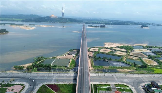 Cầu Cổ Luỹ nối hai bờ sông Trà Khúc, kết nối xã Tịnh Khê với xã Nghĩa Phú (thành phố Quảng Ngãi), giúp người dân di chuyển thuận lợi, tạo điều kiện phát triển kinh tế, xã hội của địa phương. Ảnh: Quốc Khánh - TTXVN