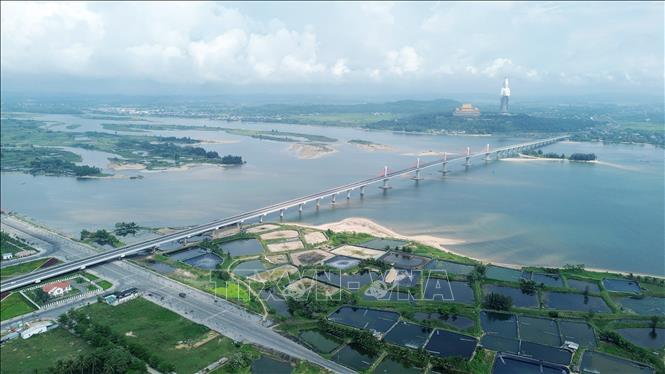 Cầu Cổ Luỹ nối hai bờ sông Trà Khúc, kết nối xã Tịnh Khê với xã Nghĩa Phú (thành phố Quảng Ngãi), giúp người dân di chuyển thuận lợi, tạo điều kiện phát triển kinh tế, xã hội của địa phương. Ảnh: Quốc Khánh - TTXVN