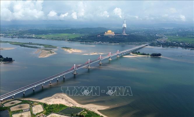 Cầu Cổ Luỹ nối hai bờ sông Trà Khúc, kết nối xã Tịnh Khê với xã Nghĩa Phú (thành phố Quảng Ngãi), giúp người dân di chuyển thuận lợi, tạo điều kiện phát triển kinh tế, xã hội của địa phương. Ảnh: Quốc Khánh - TTXVN