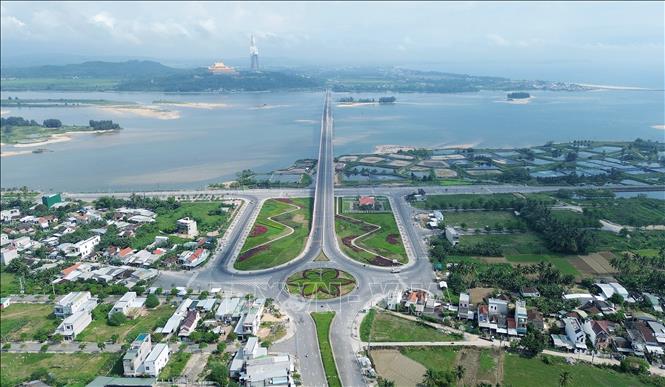 Cầu Cổ Luỹ nối hai bờ sông Trà Khúc, kết nối xã Tịnh Khê với xã Nghĩa Phú (thành phố Quảng Ngãi), giúp người dân di chuyển thuận lợi, tạo điều kiện phát triển kinh tế, xã hội của địa phương. Ảnh: Quốc Khánh - TTXVN