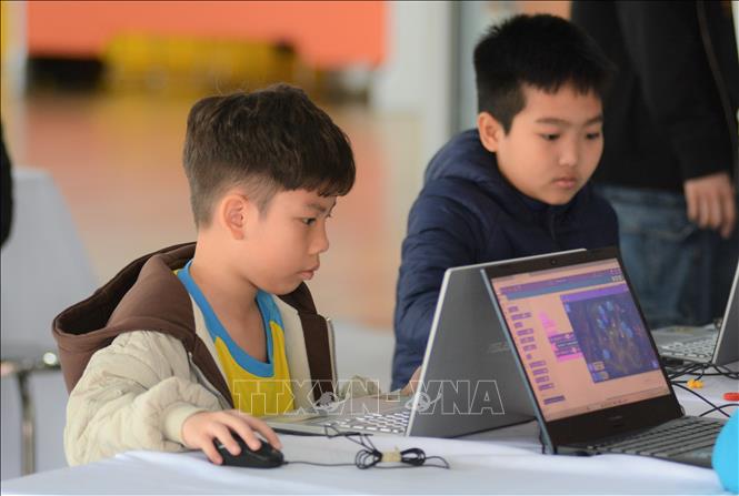 Học sinh được giáo viên hướng dẫn trải nghiệm không gian công nghệ. Ảnh: Văn Dũng-TTXVN