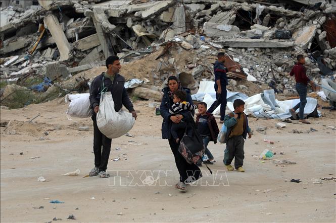Người dân sơ tán tránh xung đột tại thị trấn Beit Lahia, Dải Gaza ngày 20/3/2025. Ảnh: THX/TTXVN