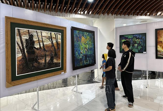 Du khách tham quan khu vực triển lãm Mỹ thuật. Ảnh: Trần Lê Lâm - TTXVN