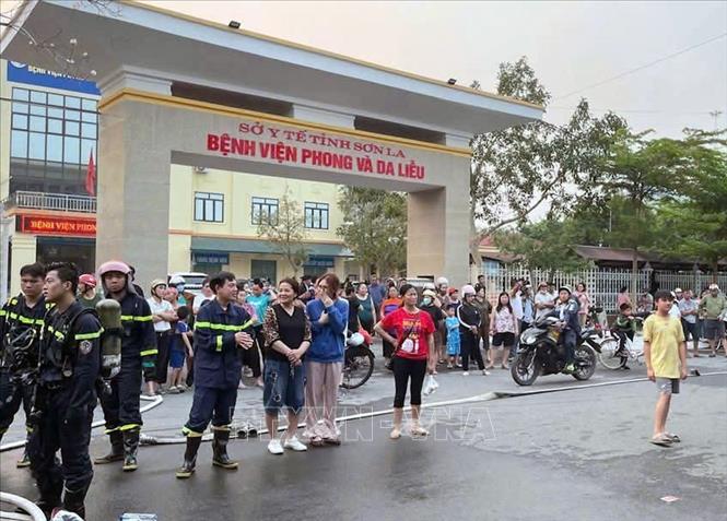 Lực lượng Cảnh sát PCCC nhanh chóng khống chế, dập tắt vụ cháy. Ảnh: TTXVN phát