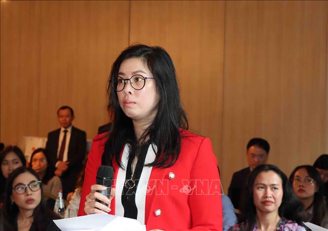 Nguyen Doan Hoai Thu, Master of New Technologies in Paris, currently working at the Luxembourg Chamber of Commerce, shares her expertise at a seminar gathering Vietnamese experts in financial sector. VNA Photo: Hương Giang