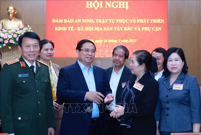 Thủ tướng Phạm Minh Chính với các đại biểu dự Hội nghị đảm bảo an ninh, trật tự phục vụ phát triển kinh tế-xã hội địa bàn Tây Bắc và phụ cận. Ảnh: Dương Giang-TTXVN