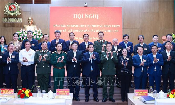 Thủ tướng Phạm Minh Chính với các đại biểu dự Hội nghị đảm bảo an ninh, trật tự phục vụ phát triển kinh tế-xã hội địa bàn Tây Bắc và phụ cận. Ảnh: Dương Giang-TTXVN