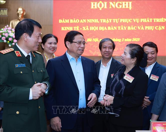 Thủ tướng Phạm Minh Chính với các đại biểu dự Hội nghị đảm bảo an ninh, trật tự phục vụ phát triển kinh tế - xã hội địa bàn Tây Bắc và phụ cận. Ảnh: Dương Giang-TTXVN