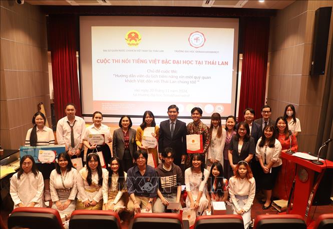 Thai students take part in a Vietnamese language speaking contest hosted by Srinakharinwirot University. VNA Photo