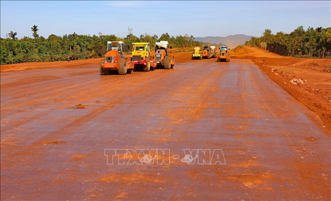 Nhiều dự án đã và đang được đầu tư như: Đường cao tốc Khánh Hòa-Buôn Ma Thuột; đường Hồ Chí Minh đoạn tránh phía tây, tránh phía đông thành phố Buôn Ma Thuột; đường Võ Nguyên Giáp; hồ Ea Tam… Ảnh: Thanh Tùng - TTXVN