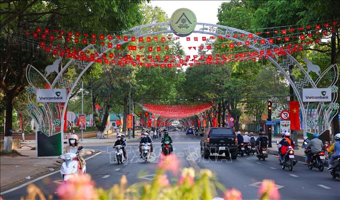 Cơ cấu kinh tế tiếp tục chuyển dịch tích cực, đúng hướng, tăng tỷ trọng thương mại-dịch vụ, giảm dần tỷ trọng nông nghiệp. Ảnh: Thanh Tùng - TTXVN