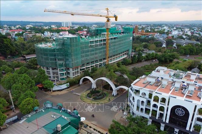 Tới đây, các công trình, dự án lớn có tính lan tỏa, liên kết vùng, các dự án đầu tư phát triển cơ sở hạ tầng, chỉnh trang đô thị… được hoàn thành sẽ tạo không gian phát triển mới, đưa Buôn Ma Thuột “vươn mình” xứng tầm thủ phủ của Tây Nguyên. Ảnh: Thanh Tùng - TTXVN