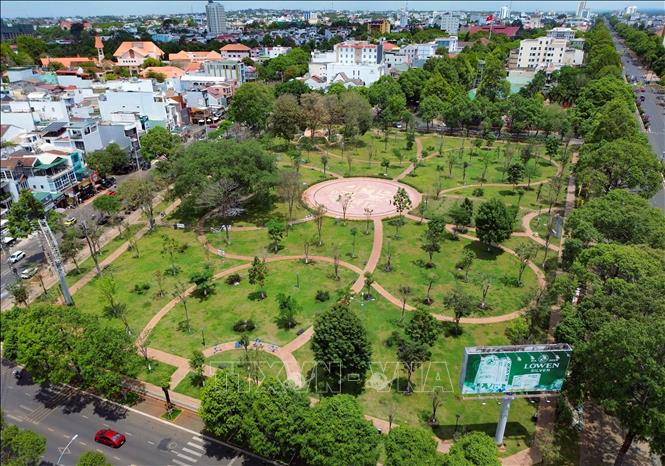 Không gian sinh hoạt công cộng mát, xanh giữa lòng thành phố. Ảnh: Thanh Tùng - TTXVN 