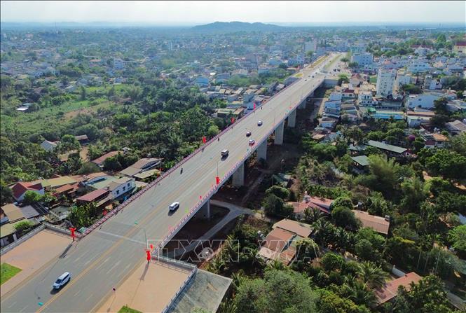 Tới đây, các công trình, dự án lớn có tính lan tỏa, liên kết vùng, các dự án đầu tư phát triển cơ sở hạ tầng, chỉnh trang đô thị… được hoàn thành sẽ tạo không gian phát triển mới, đưa Buôn Ma Thuột “vươn mình” xứng tầm thủ phủ của Tây Nguyên. Ảnh: Thanh Tùng - TTXVN