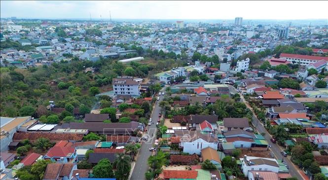 Giữa lòng thành phố vẫn bảo tồn được nhiều buôn làng, nhà dài và các lễ hội văn hóa truyền thống của đồng bào Ê Đê, tạo cho Buôn Ma Thuột một sắc thái riêng hài hòa giữa hiện đại và truyền thống mà không phải thành phố nào cũng có được. Ảnh: Thanh Tùng - TTXVN