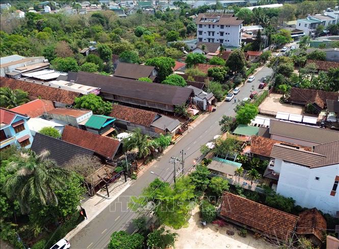 Giữa lòng thành phố vẫn bảo tồn được nhiều buôn làng, nhà dài và các lễ hội văn hóa truyền thống của đồng bào Ê Đê, tạo cho Buôn Ma Thuột một sắc thái riêng hài hòa giữa hiện đại và truyền thống mà không phải thành phố nào cũng có được. Ảnh: Thanh Tùng - TTXVN
