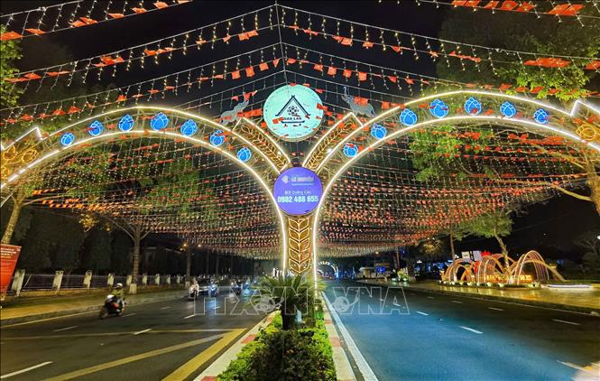 Thành phố Buôn Ma Thuột lung linh về đêm. Ảnh: Thanh Tùng - TTXVN 