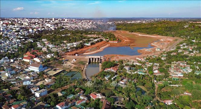Nhiều dự án đã và đang được đầu tư như: Đường cao tốc Khánh Hòa-Buôn Ma Thuột; đường Hồ Chí Minh đoạn tránh phía tây, tránh phía đông thành phố Buôn Ma Thuột; đường Võ Nguyên Giáp; hồ Ea Tam… Ảnh: Thanh Tùng - TTXVN