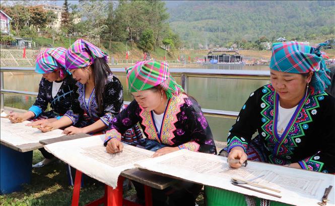 Nghệ thuật vẽ sáp ong trên vải đã và đang được đồng bào Mông tích cực gìn giữ, trao truyền từ đời này qua đời khác. Ảnh: Nguyễn Oanh-TTXVN.