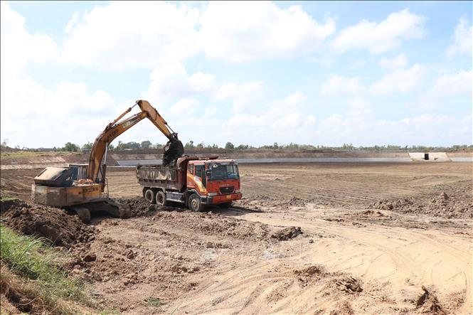 Thi công công trình hồ chứa nước Lạc Địa tại xã Phú Lễ (Ba Tri, Bến Tre). Ảnh: Công Trí - TTXVN